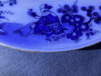 Un plat en fa&iuml;ence de Delft en bleu et blanc &agrave; d&eacute;cor de chinoiserie, fin du 17&egrave;me